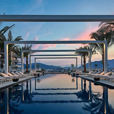 Regent Porto Montenegro Τίβατ Εξωτερικό φωτογραφία The swimming pool at the hotel