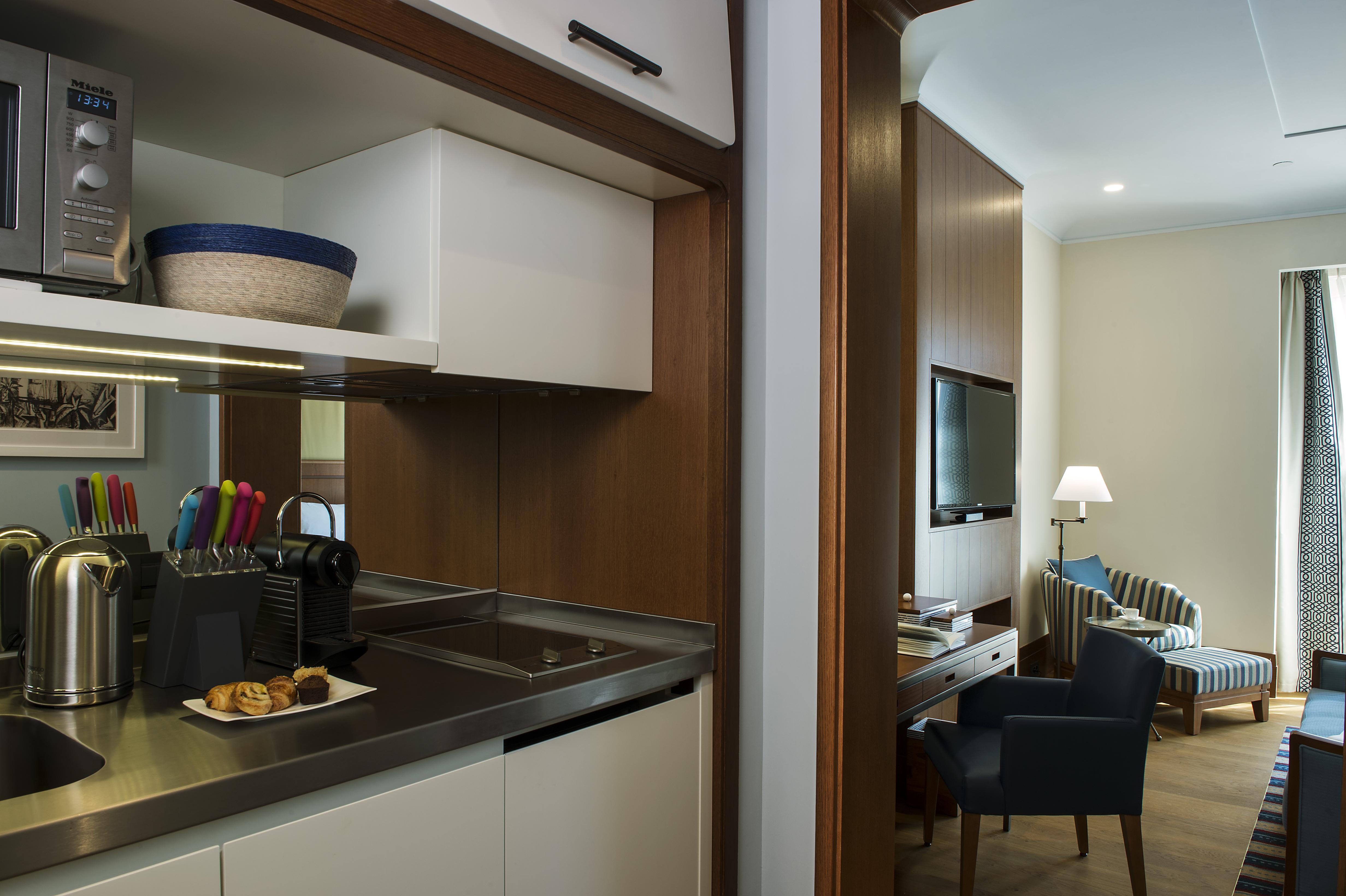 Regent Porto Montenegro Τίβατ Εξωτερικό φωτογραφία A kitchen in a hotel suite