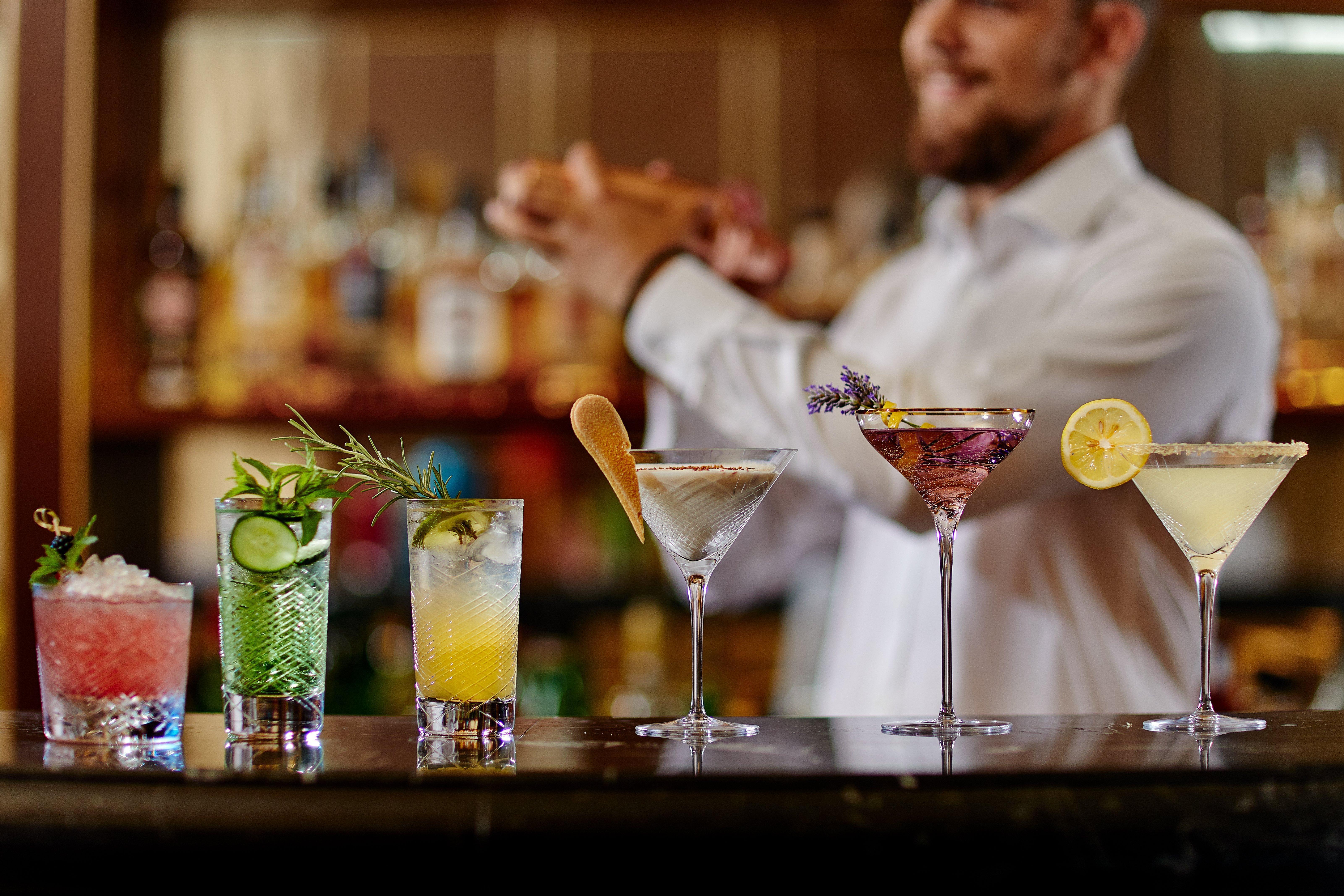 Regent Porto Montenegro Τίβατ Εξωτερικό φωτογραφία A bartender at work