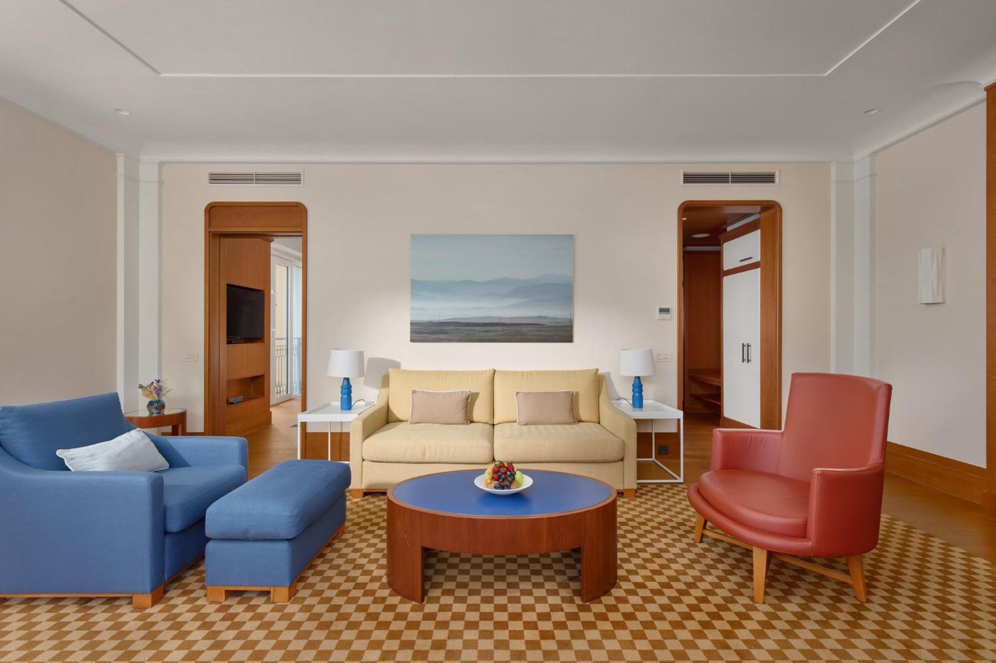 Regent Porto Montenegro Τίβατ Εξωτερικό φωτογραφία A suite at the Hotel de Crillon