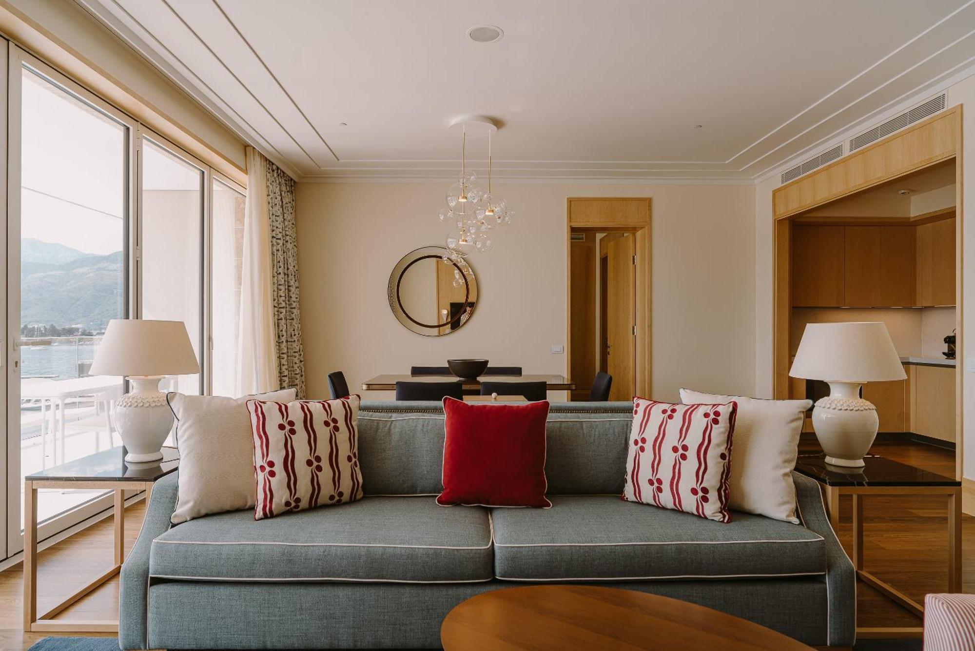 Regent Porto Montenegro Τίβατ Εξωτερικό φωτογραφία A living room at The Mira Hong Kong