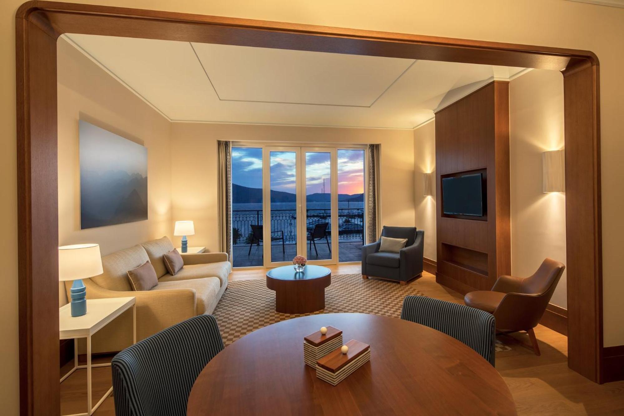 Regent Porto Montenegro Τίβατ Εξωτερικό φωτογραφία A suite at the Westin Maldives