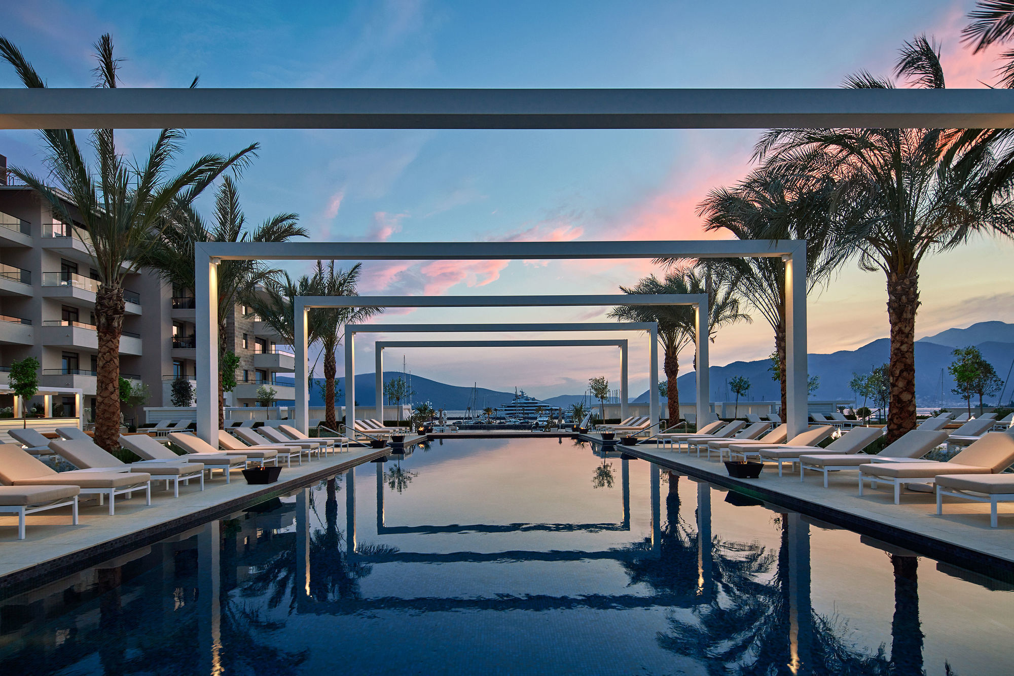 Regent Porto Montenegro Τίβατ Εξωτερικό φωτογραφία The swimming pool at the hotel